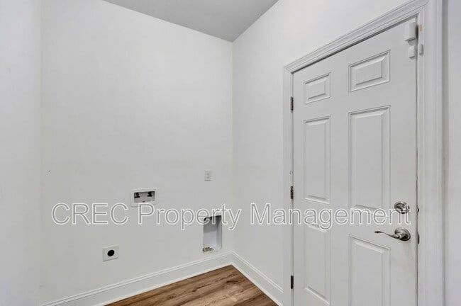 Building Photo - 2703 E Surrey Dr