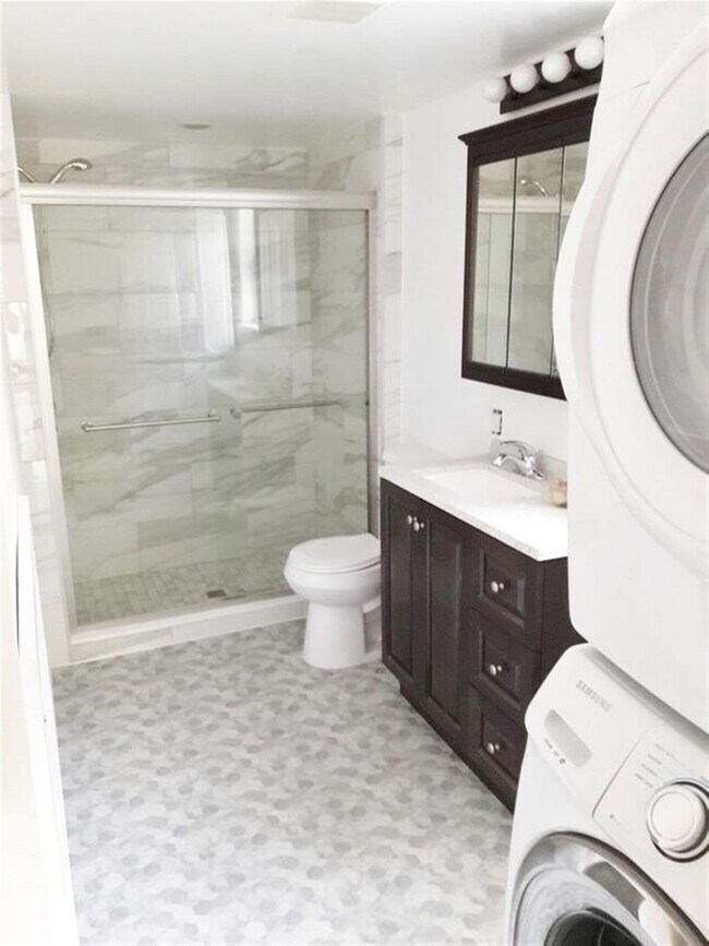 Building Photo - 5 Day St