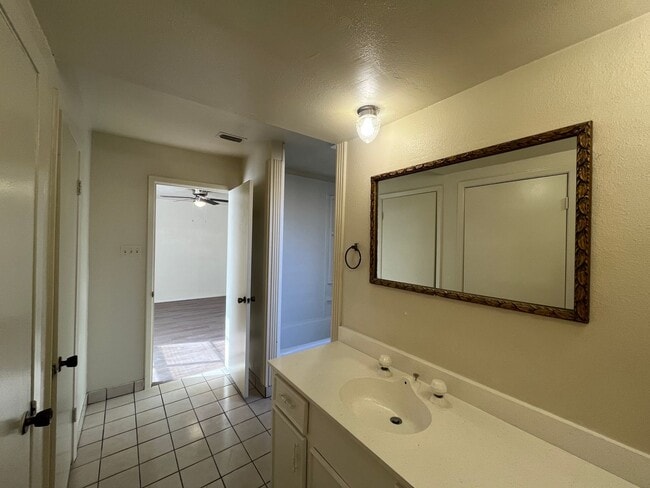 Building Photo - Southside Duplex w/ Two Car Garage