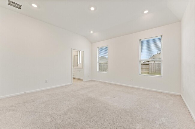 Building Photo - 15520 Maple
