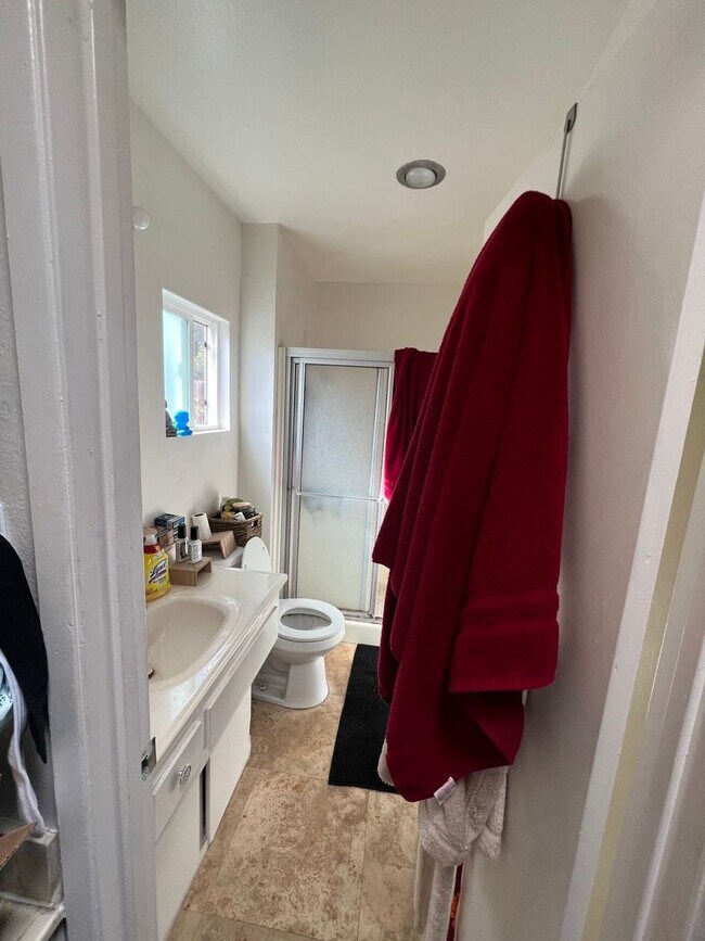 Building Photo - Rarely Available Private 5 Bed 3 Bath House w/ 2 Masters