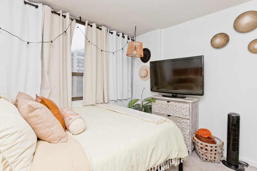 Building Photo - 2740 N Pine Grove Ave