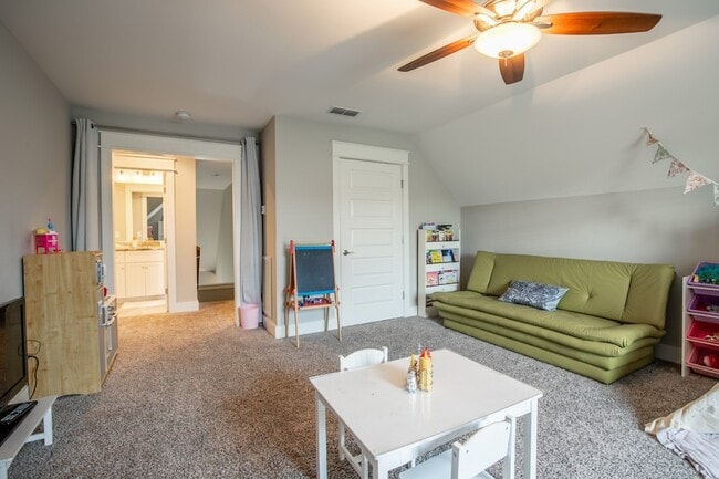 Building Photo - 5322 Honeybee Dr