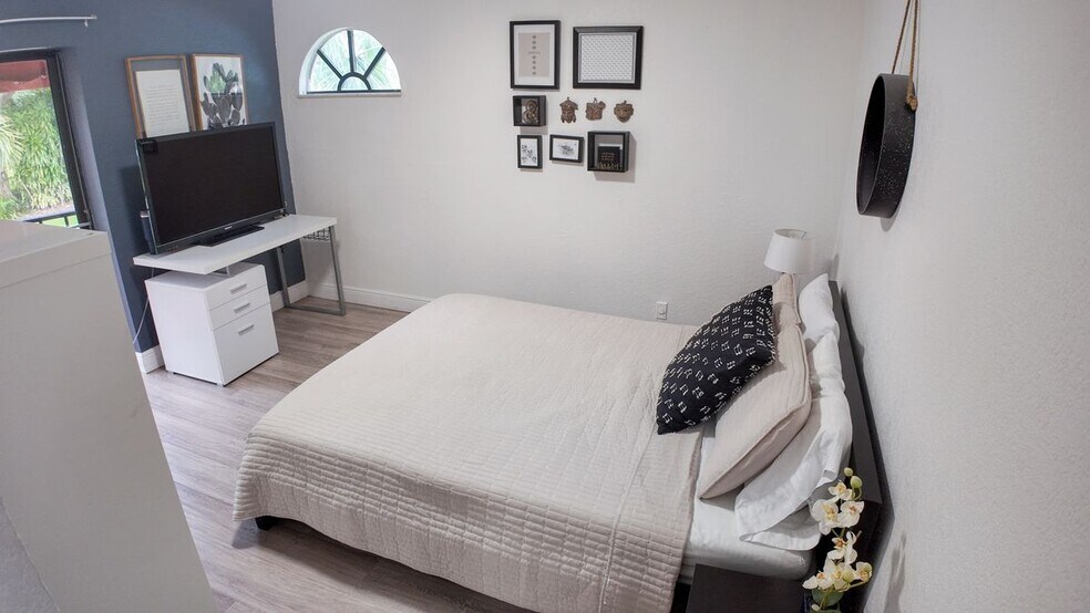 Building Photo - 8050 Severn Dr