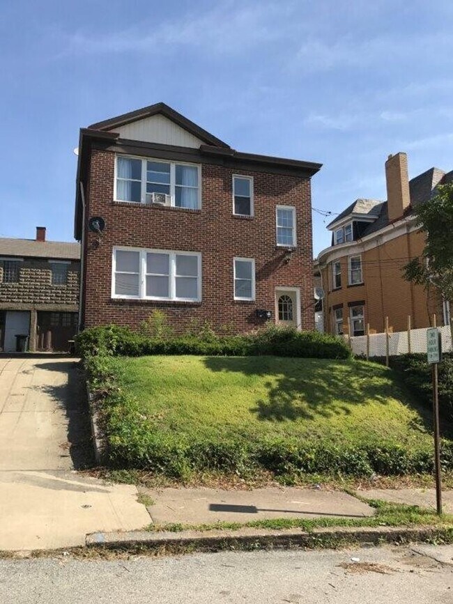 Building Photo - 2709 Pyramid Ave