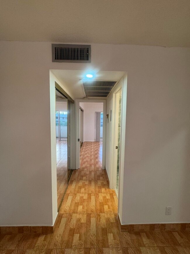 Building Photo - 346 Windsor O