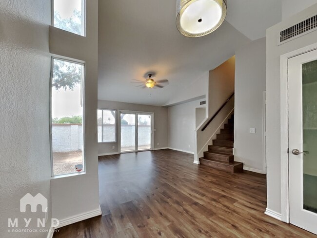 Building Photo - 413 W Renee Dr