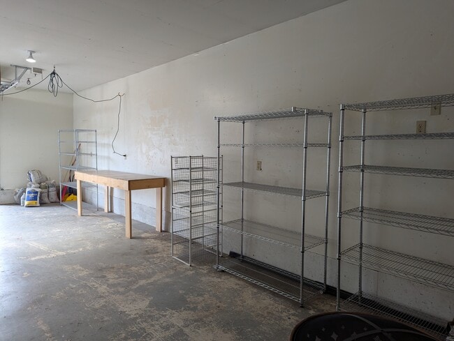 Building Photo - 455 NE Clay Ave