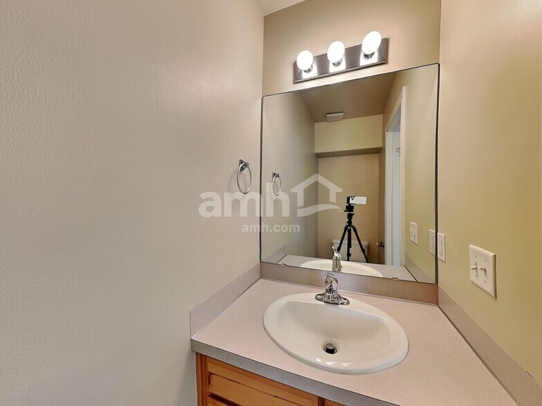 Building Photo - 856 E 2150 S