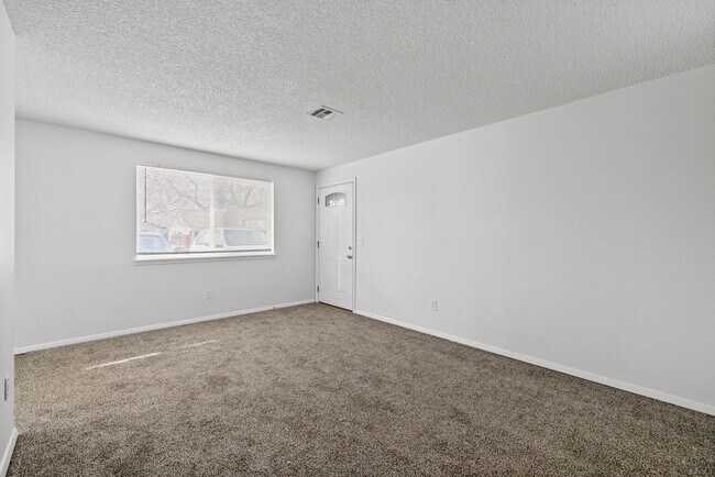 Building Photo - Charming townhome centrally located with great access to the Greenbelt and BSU!