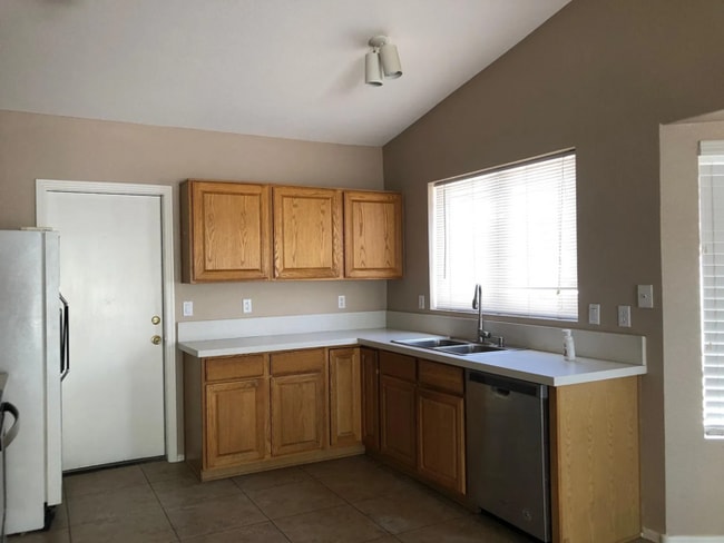 Building Photo - COMING SOON! 3 Bed/ 2 Bath Home in Arrowhead Lakes