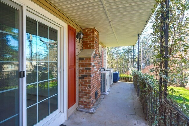 Building Photo - 110 Oswego St