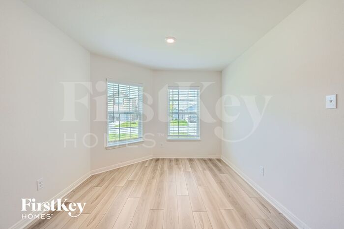Building Photo - 26615 Ezemily Dr