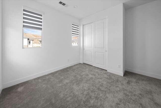 Building Photo - Model-Perfect 5 Bedroom Home in Valencia!