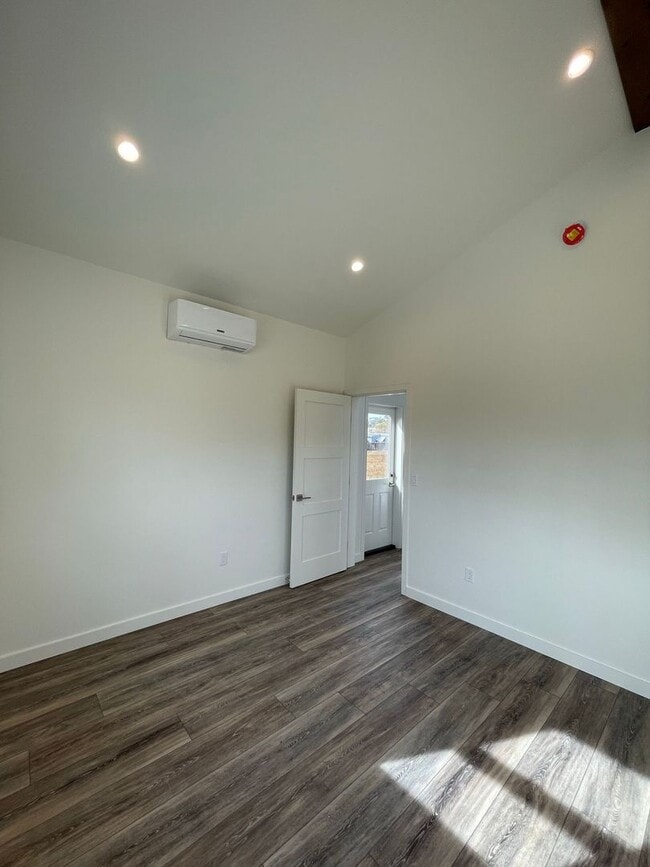 Building Photo - 121 Nelson St