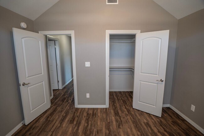 Building Photo - Stunning 3 bedroom, 2 bathroom Home available in Prairie Grove!