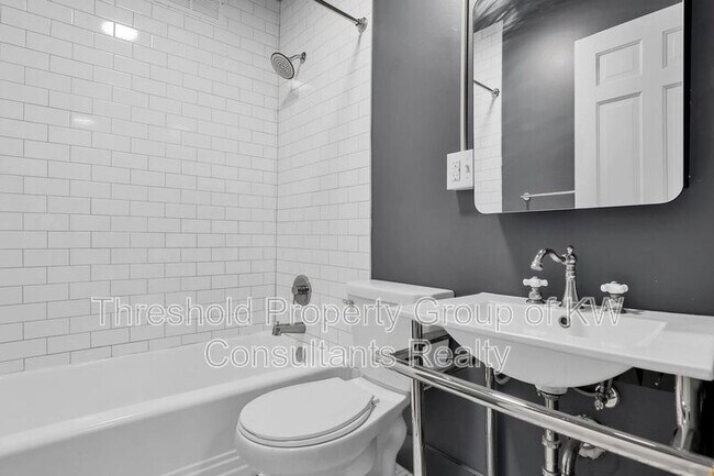 Building Photo - 451 E Town St