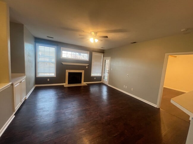 Building Photo - 3 Bedroom 2 Bathroom Condo