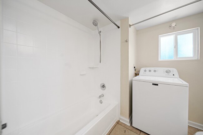Building Photo - 562 Eastwood Dr