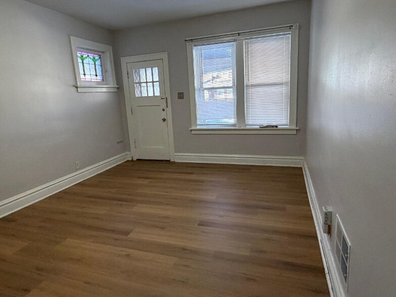 Building Photo - 5044 Mardel Ave