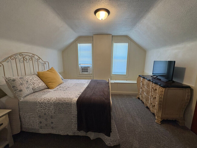 Building Photo - 601 Rumely St