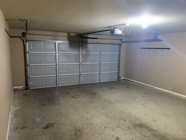 2 Car Garage - 4114 Huntleigh Dr