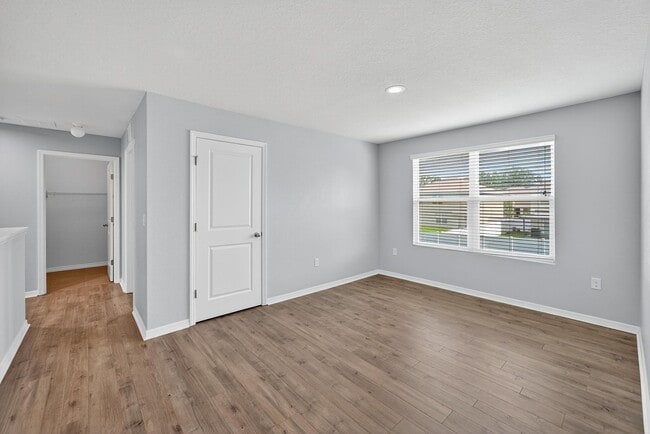 Building Photo - Stunning 5 bed/ 2 bath