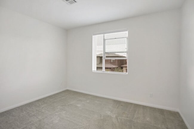 Building Photo - 3 Bed Nicely Upgraded Summerlin TownHome