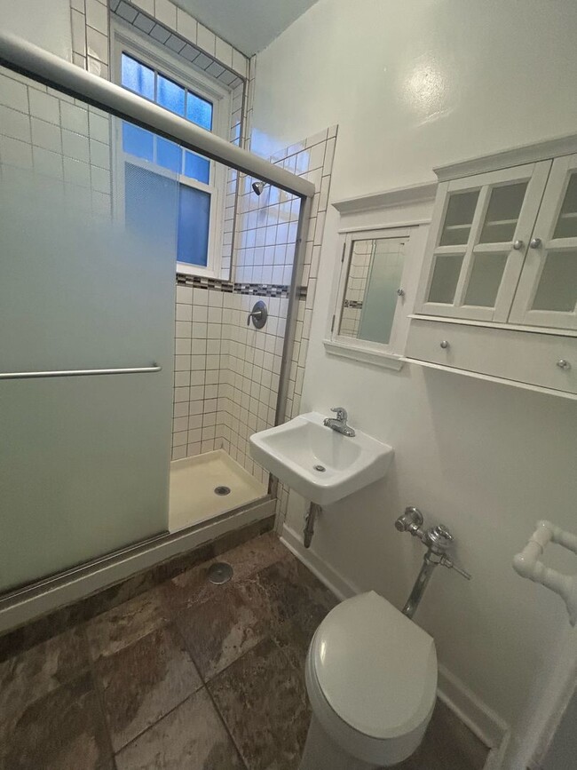 Building Photo - 4515 N Wolcott Ave