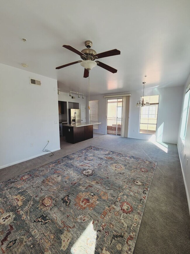 Building Photo - Lovely Parkside Townhome!