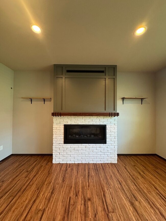 Building Photo - Spacious 5-Bedroom Home with Bonus Living ...