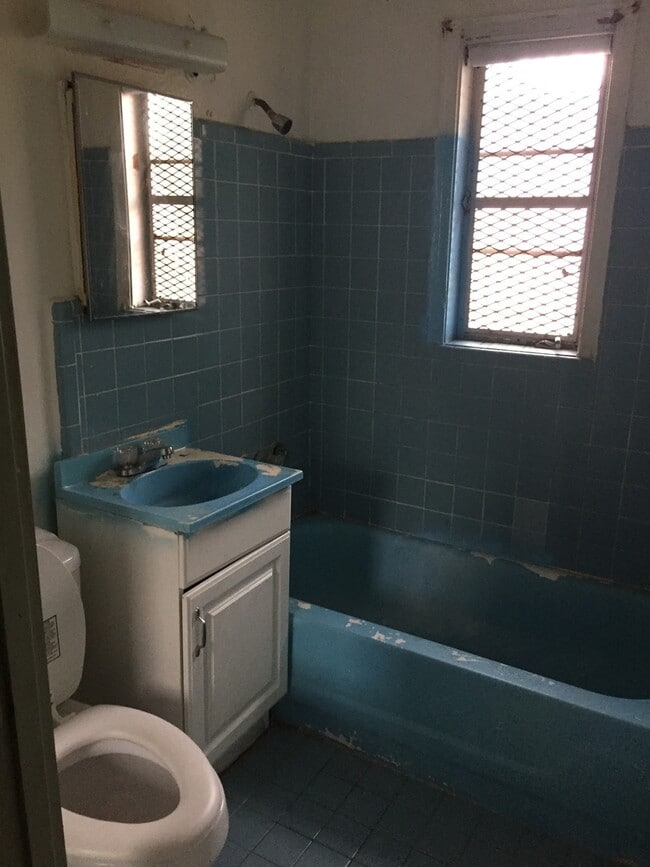 Building Photo - Nice 2-1 house by Walmart