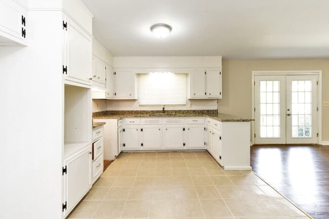 Building Photo - Available Now! Spacious 3BR/2BA with Luxurious Touches!