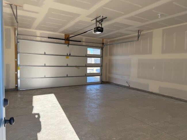 Building Photo - House For Lease