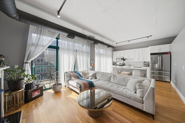 Building Photo - 910 W Madison St