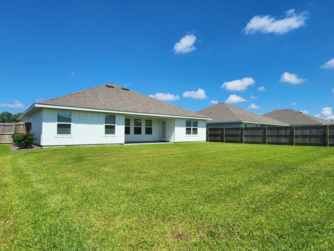Building Photo - Lovely 4/2 available now in Raley Farms of...