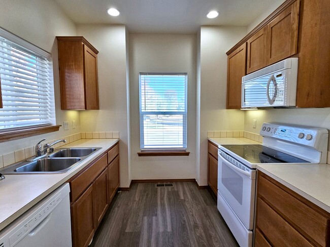 Building Photo - *360 TOUR AVAILABLE* Beautifully Remodeled...