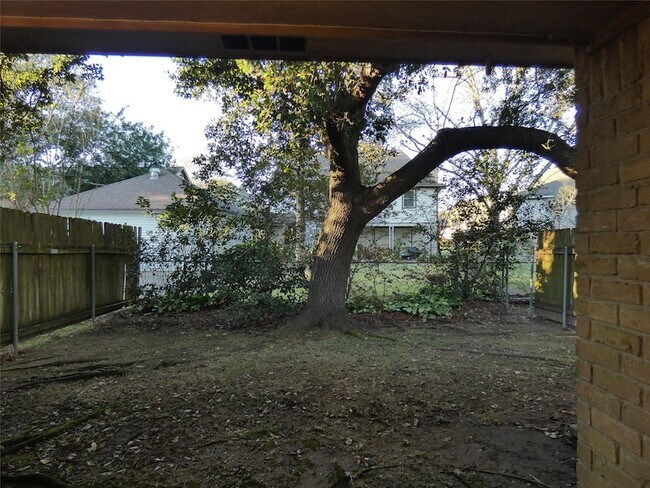 Building Photo - 610 Golfview Dr