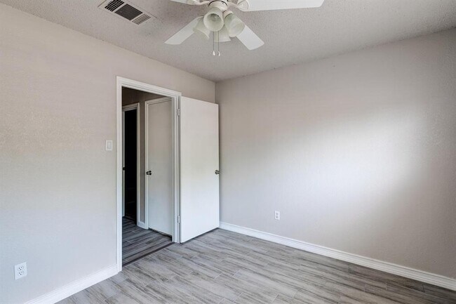 Building Photo - 3401 Larkspur Way