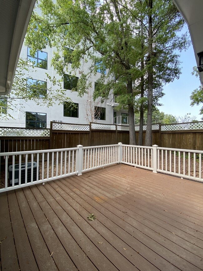 Building Photo - 305 Mallard Ave