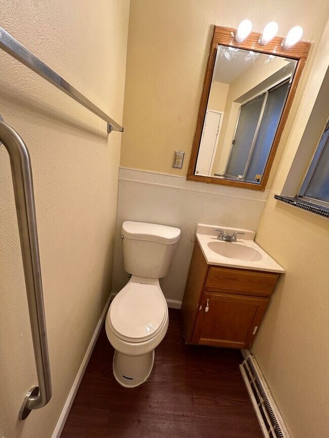 Building Photo - Charming 3-Bedroom Home with Fenced Backya...