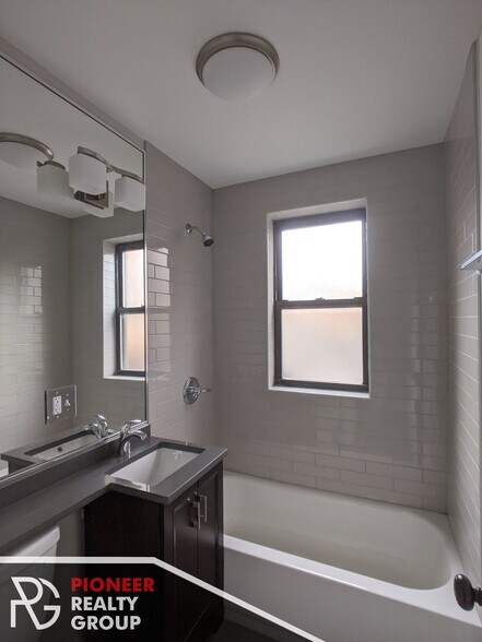 Building Photo - 423 W Belden Ave