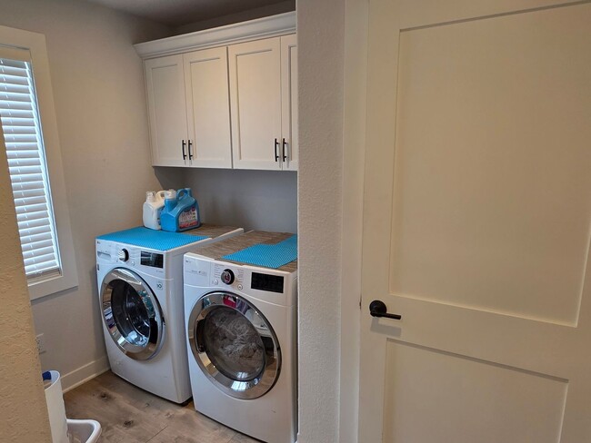 Building Photo - 5 bedroom Pewaukee home in Broken Hill