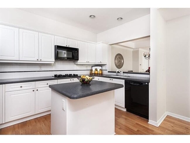 Building Photo - 3047 Lenox Rd NE