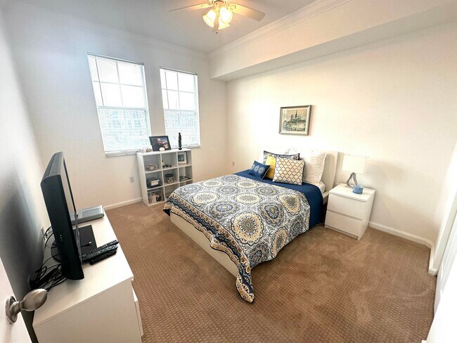 Building Photo - 533 NE 3rd Ave