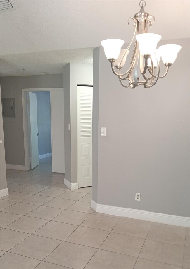 Building Photo - 922 Coral Club Dr