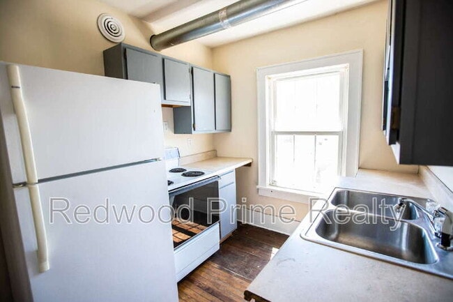 Building Photo - 908 Main St