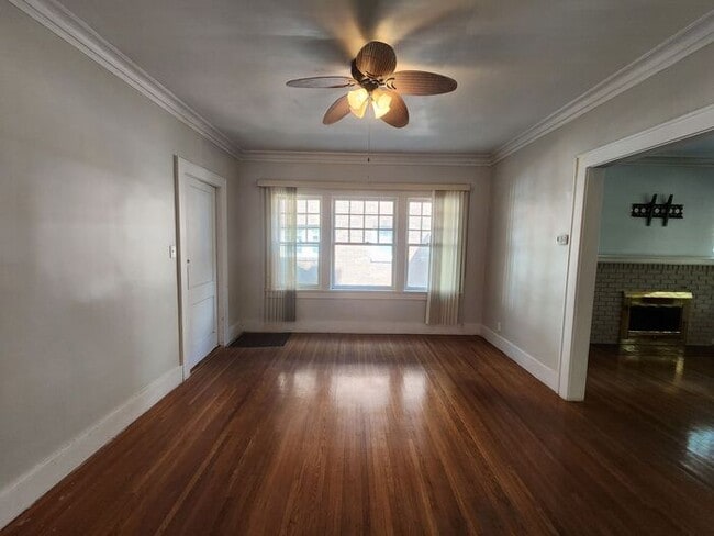 Building Photo - 3 Bedroom with Large Master Suite Upstairs...