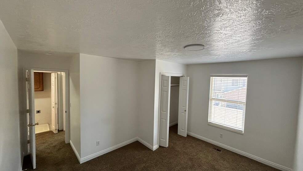 Building Photo - 629 W 40 N St