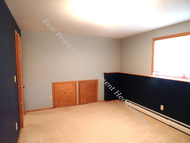 Building Photo - 5 Bedroom 2-1/2 Bath House for Rent